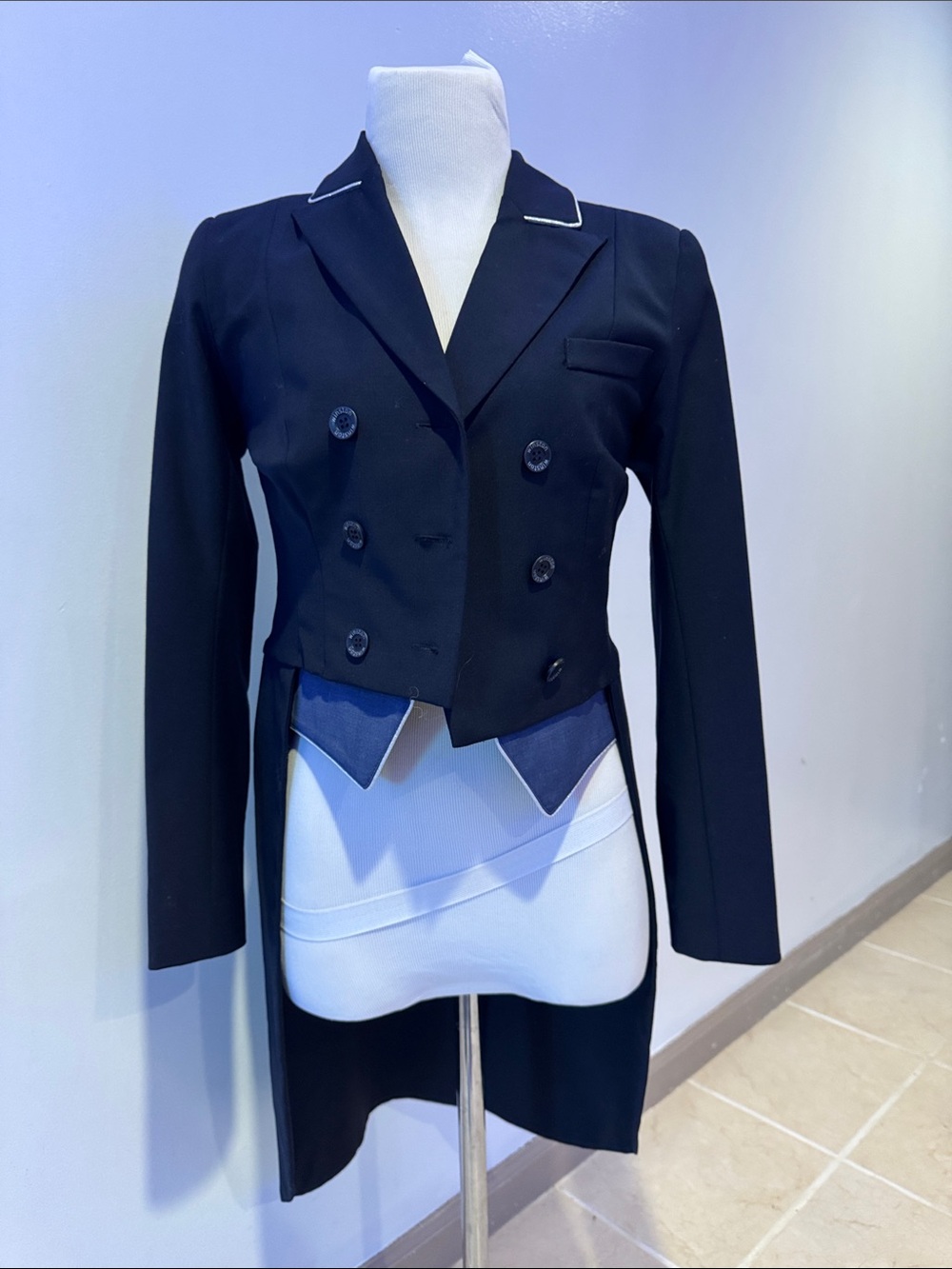 Winston Shadbelly worn once 34 R with garment bag outstanding